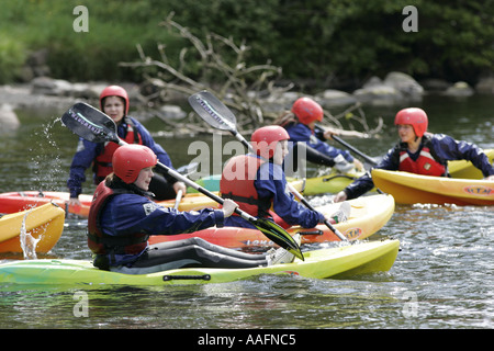 Giovani kayak sul lago di castlewellan contea di Down Irlanda del Nord Foto Stock