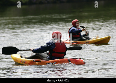 Giovani kayak sul lago di castlewellan contea di Down Irlanda del Nord Foto Stock