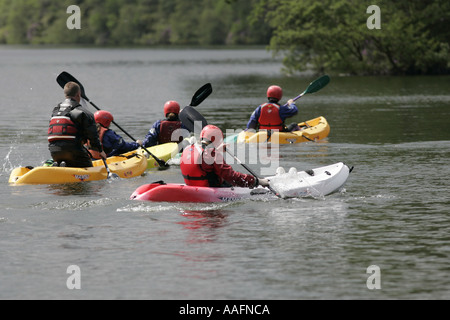 Il gruppo giovanile kayak sul lago di castlewellan contea di Down Irlanda del Nord Foto Stock