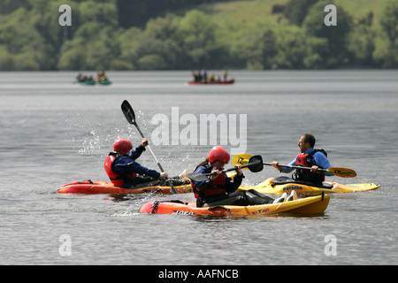 Il gruppo giovanile kayak e canottaggio sul lago di castlewellan contea di Down Irlanda del Nord Foto Stock