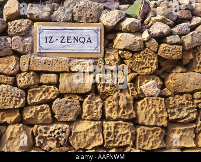 Victoria (Rabat), Gozo, Malta. Cittadella bastionata. Dettaglio della parete, strada segno - Iz Zenqa Foto Stock