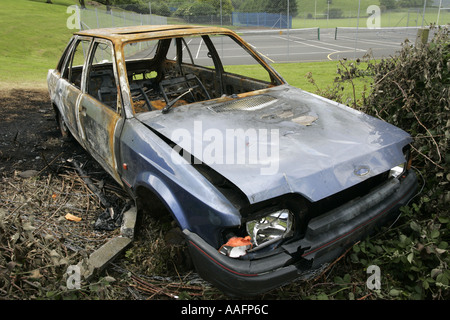 Soggetto ad atti vandalici bruciata Ford Escort contea di Down Irlanda del Nord Foto Stock