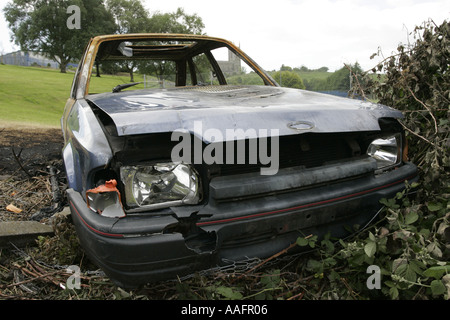 Soggetto ad atti vandalici bruciata Ford Escort contea di Down Irlanda del Nord Foto Stock