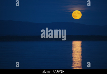 Full Moon Rising oltre alla scoperta delle isole e delle Coastal Mountains. Foto Stock