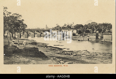 Una vecchia vista del ponte nel villaggio di Wai, metà del 20 ° secolo vicino Mahabaleshwar, Pune, India Foto Stock