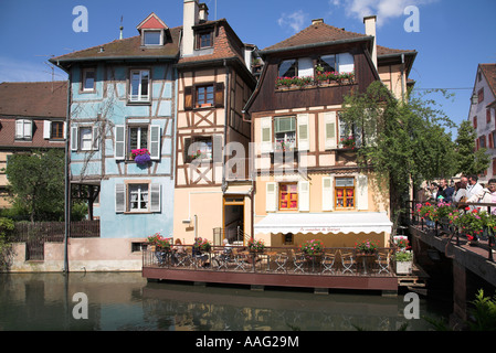 Aria aperta cafe sulla piattaforma sopra il fiume nella città di Colmar, Alsazia, Francia. Foto Stock