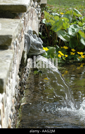 Acqua che scorre dal ponte di Hoveton Hall Gardens NORFOLK REGNO UNITO Foto Stock