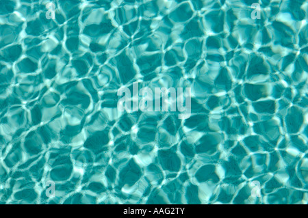 Ripples in acqua blu sfondo texture astratta Piscina Foto Stock