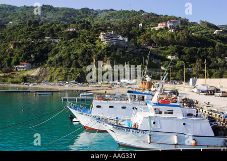 Porto di Capo D'Orlando, costa nord della Sicilia e uno dei punti di imbarco per le isole Eolie Foto Stock