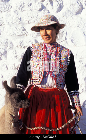 Una donna Quechua dalla Valle di Colca nel caratteristico costume locale con un 12 giorno vecchio llama Nr Chivay Colca Canyon Perù Foto Stock