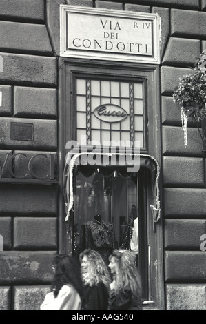 Donne oltrepassando il negozio di Gucci in Via Condotti, Roma, lazio, Italy. Foto Stock