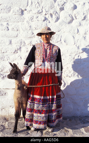 Il quechua donna con 12 giorni d'età llama in costume tribale a Maca villaggio nei pressi di Chivay Colca Canyon Perù Sud America Foto Stock