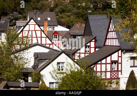 Tetti di vecchie travi in legno case nel bellissimo borgo medievale di Monreal, Germania, Europa Foto Stock