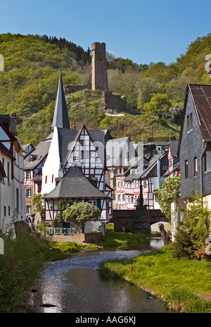 Monreal Village e il fiume Elz con Castello Resch rovine sopra, Mayen-Koblenz, Renania, Germania Foto Stock