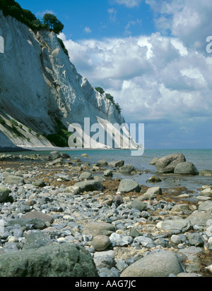 Bella precipitosa bianco gesso scogliere sul mare di Møns Klint, Møn, Danimarca Foto Stock