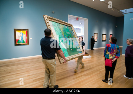 Lavoratori portano Raoul Duffy pittura durante l'anteprima dell'Impressionismo arte moderna vendita da Sotheby s in New York City USA Aprile 2006 Foto Stock