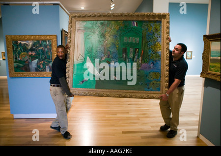 Lavoratori portano a Raoul Duffy pittura durante l'anteprima dell'Impressionismo arte moderna vendita da Sotheby s New York City Aprile 2006 Foto Stock