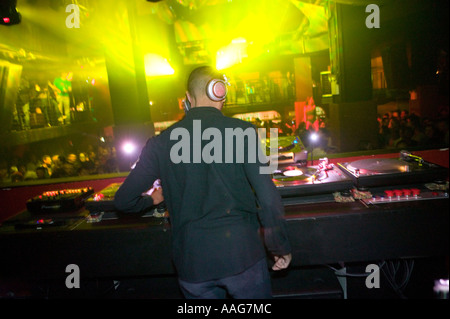 Un DJ suona in una New York City Night club USA Aprile 2006 Foto Stock