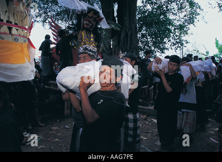 Parenti che trasportano cadavere, Cerimonia di cremazione Bali, Indonesia. Foto Stock