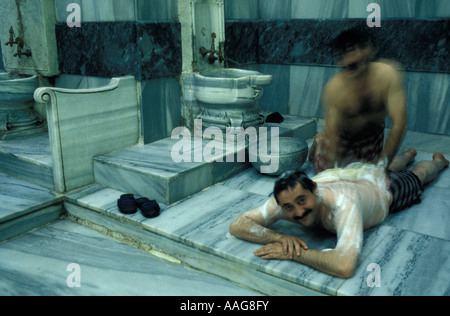 L'uomo godendo Cagaloglu Hammam Istanbul Istanbul Turchia Foto Stock