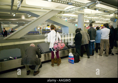 I passeggeri in arrivo attendere per i loro bagagli presso il Terminal 4 dell'aeroporto JFK di New York City USA Aprile 2006 Foto Stock