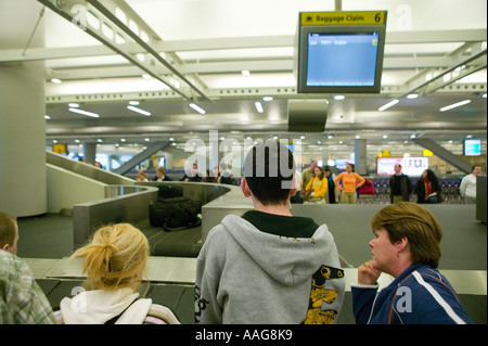 I passeggeri in arrivo attendere per i loro bagagli presso il Terminal 4 dell'aeroporto JFK di New York City USA Aprile 2006 Foto Stock