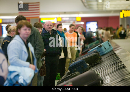 I passeggeri in arrivo attendere per i loro bagagli presso il Terminal 4 dell'aeroporto JFK di New York City USA Aprile 2006 Foto Stock
