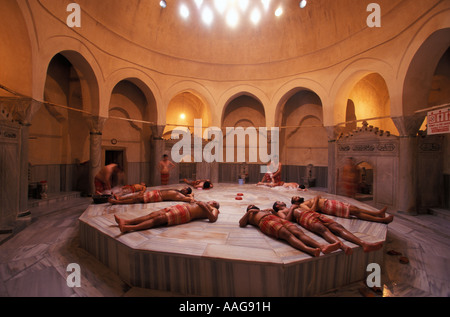 Gli uomini godendo Cagaloglu Hammam Istanbul Istanbul Turchia Foto Stock