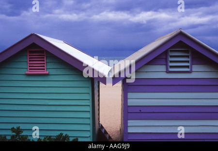 Cabine sulla spiaggia, in un giorno di tempesta presso la spiaggia di Brighton Melbourne Victoria Australia Foto Stock