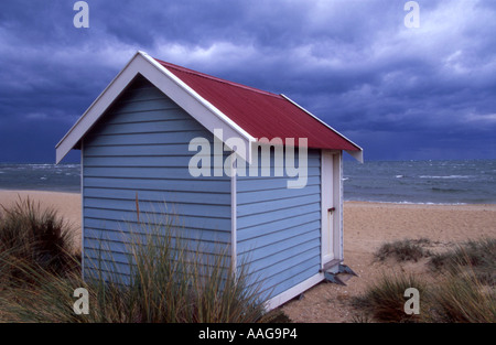 Beach Hut su un giorno di tempesta presso la spiaggia di Brighton Melbourne Victoria Australia Foto Stock