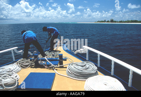 Equipaggio di ancoraggio di pesatura MV lo spirito del mare Maldive Foto Stock