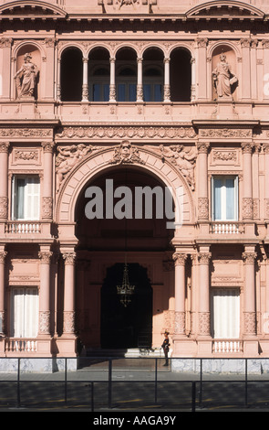 Portico all'italiana, l'ingresso principale della Casa Rosada, Plaza de Mayo, Buenos Aires, Argentina Foto Stock