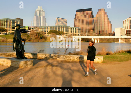 Austin skyline della città sul lago di Austin in Texas con Stevie Ray Vaughan Memorial statua e jogging Foto Stock