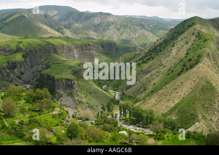 ARMENIA ad est di Yerevan vista del fiume Azat dal Tempio di Garni terreno collinare Foto Stock