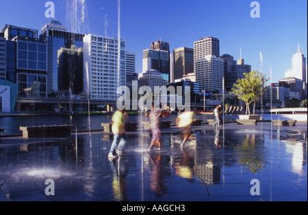 I bambini che giocano nel Complesso di Svago Crown fontane Melbourne Victoria Australia Foto Stock