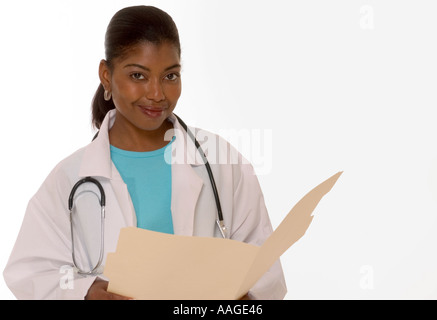 Sorridente afro-americana donna medico generale che tiene cartella paziente in ufficio medico, USA. Foto Stock