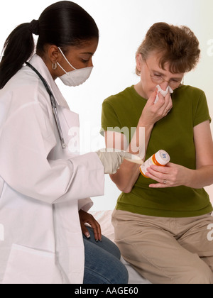 Healthcare worker esamina starnuti paziente femmina USA Foto Stock