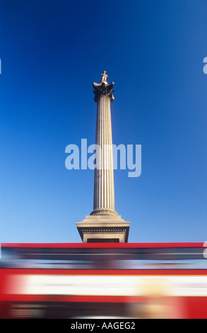 Bus rosso e Nelson's colonna Trafalgar Square London REGNO UNITO Foto Stock