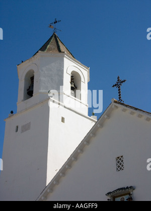 La chiesa parrocchiale di San Andrés Apostpol (apostolo sant Andrea) nella città di Sedella, Andalusia, Spagna, Europa Foto Stock