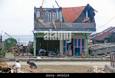 Nias il terremoto ha colpito il 28 marzo 2005 e distrutto il 95% della città, rivendicato 850 vive e distrutto 13.000 abitazioni. Foto Stock