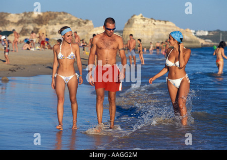 Giovani Beachlife Praia da Rocha Algarve Portogallo Foto Stock