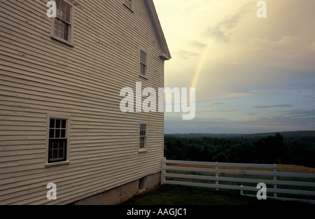 Nuovo Gloucester me un arcobaleno come visto dal centro ricreativo Boy s Shop a Sabbathday Lake Shaker Village Foto Stock