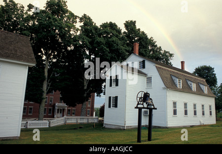 Nuovo Gloucester me un arcobaleno sorge da dietro il Meetinghouse a Sabbathday Lake Shaker Village Foto Stock