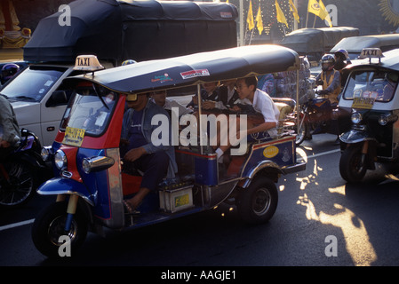 Tailandia Bangkok Tuk Tuk in condizioni di traffico intenso Foto Stock