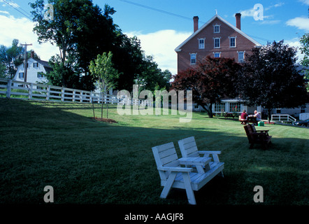 Nuovo Gloucester ME sedie Adirondack attendono i visitatori a Sabbathday Lake Shaker Village Foto Stock