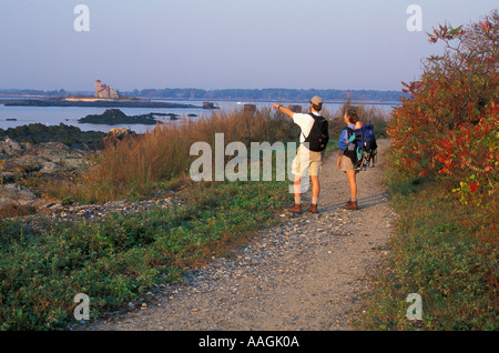 Kittery ME una famiglia passeggiate un sentiero a Fort Foster parco dello stato Foto Stock