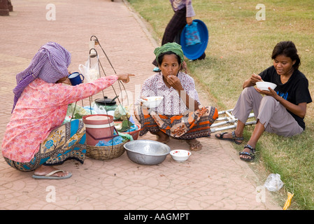 Hawker e clienti che cucinano in strada, Phnom Penh Cambogia Foto Stock