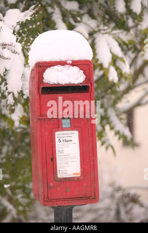 Neve su una casella postale in Ambleside, Lake District, REGNO UNITO Foto Stock