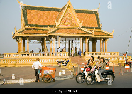 La passeggiata lungofiume di Phnom Penh Cambogia Foto Stock