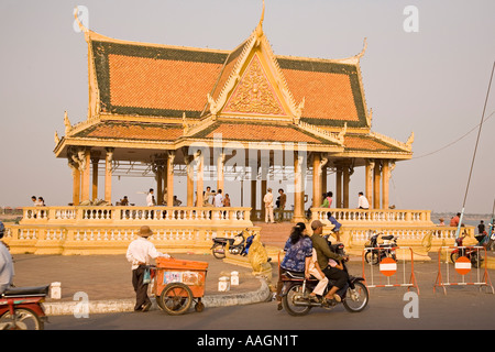 La passeggiata lungofiume di Phnom Penh Cambogia Foto Stock